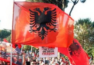 albanie protest vlajka.jpeg