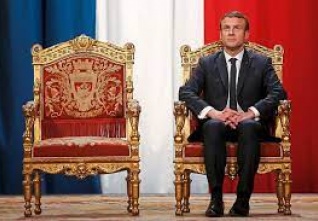 macron křeslo