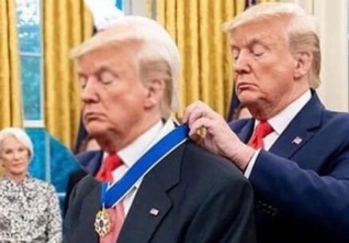 trump si dává medaily